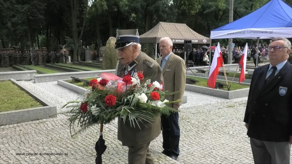 Na zdjęciu: zdjęcie z uroczystości na Cmentarzu Wojennym w Tomaszowie Mazowieckim, w 82. rocznicę wybuchu II wojny światowej i walk o Tomaszów Mazowiecki, które odbyły się 1 września 2021 roku