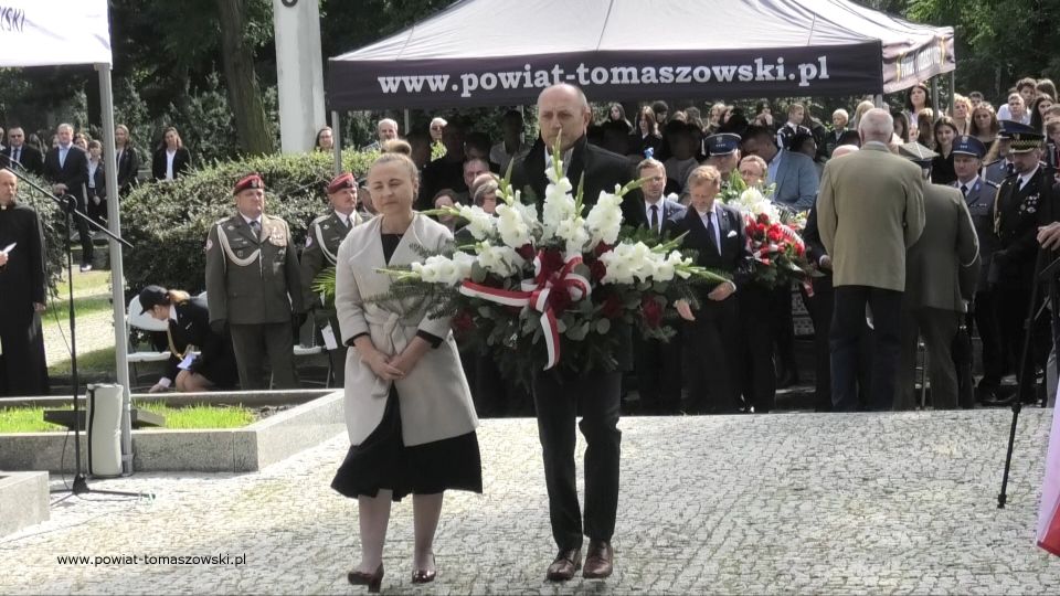 Na zdjęciu: zdjęcie z uroczystości na Cmentarzu Wojennym w Tomaszowie Mazowieckim, w 82. rocznicę wybuchu II wojny światowej i walk o Tomaszów Mazowiecki, które odbyły się 1 września 2021 roku