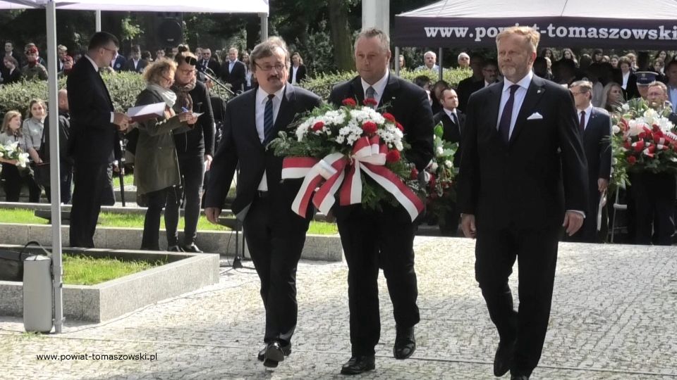Na zdjęciu: zdjęcie z uroczystości na Cmentarzu Wojennym w Tomaszowie Mazowieckim, w 82. rocznicę wybuchu II wojny światowej i walk o Tomaszów Mazowiecki, które odbyły się 1 września 2021 roku