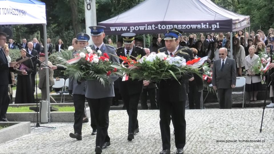 Na zdjęciu: zdjęcie z uroczystości na Cmentarzu Wojennym w Tomaszowie Mazowieckim, w 82. rocznicę wybuchu II wojny światowej i walk o Tomaszów Mazowiecki, które odbyły się 1 września 2021 roku