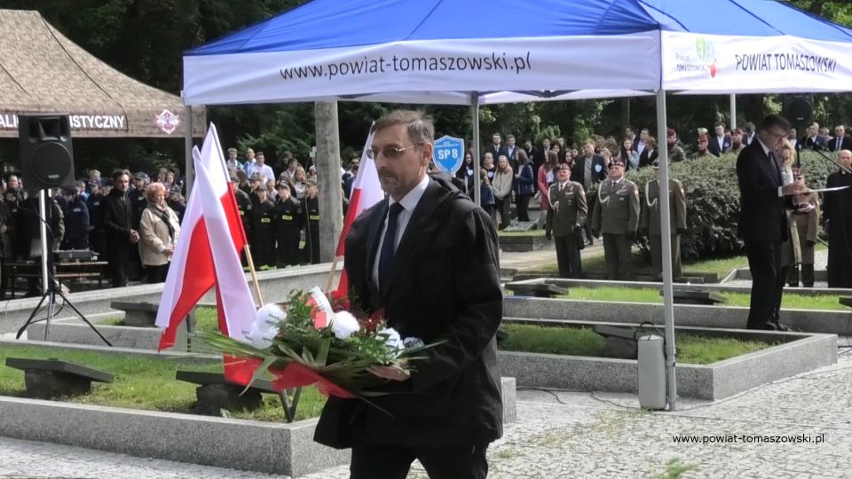 Na zdjęciu: zdjęcie z uroczystości na Cmentarzu Wojennym w Tomaszowie Mazowieckim, w 82. rocznicę wybuchu II wojny światowej i walk o Tomaszów Mazowiecki, które odbyły się 1 września 2021 roku