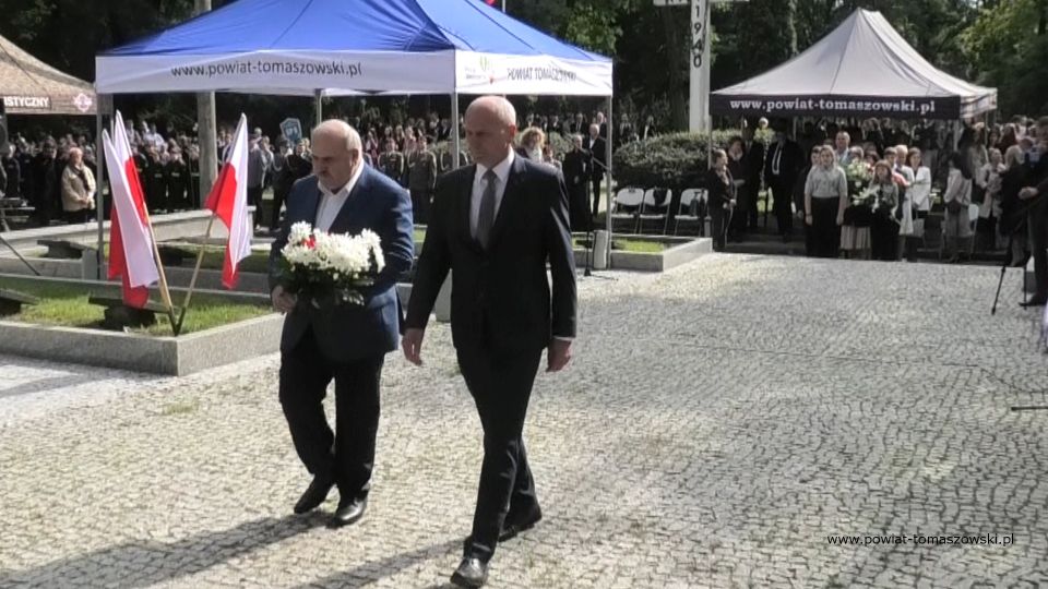 Na zdjęciu: zdjęcie z uroczystości na Cmentarzu Wojennym w Tomaszowie Mazowieckim, w 82. rocznicę wybuchu II wojny światowej i walk o Tomaszów Mazowiecki, które odbyły się 1 września 2021 roku