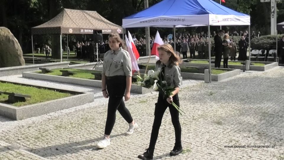 Na zdjęciu: zdjęcie z uroczystości na Cmentarzu Wojennym w Tomaszowie Mazowieckim, w 82. rocznicę wybuchu II wojny światowej i walk o Tomaszów Mazowiecki, które odbyły się 1 września 2021 roku