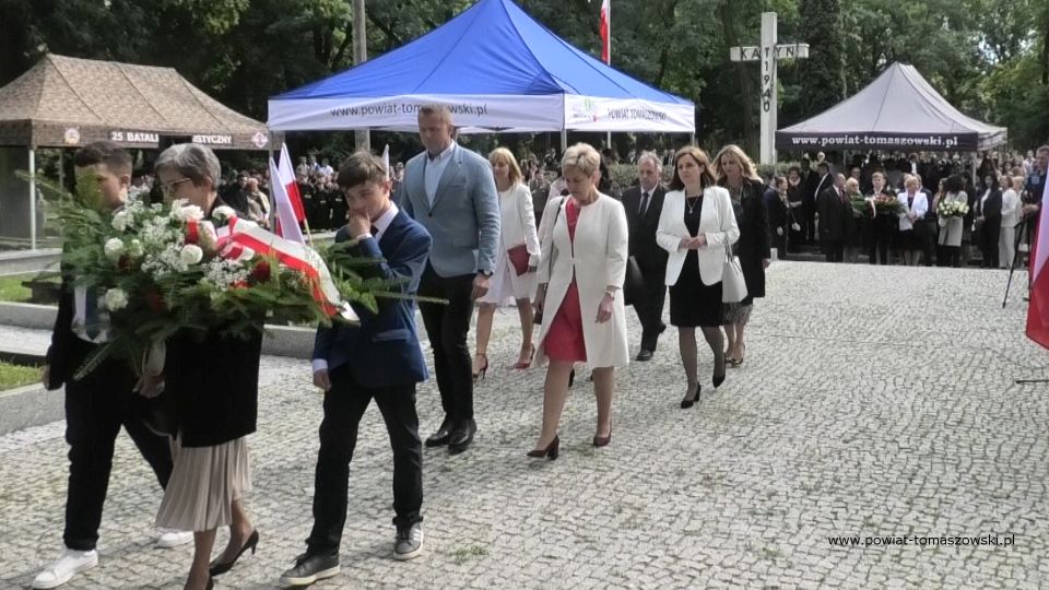 Na zdjęciu: zdjęcie z uroczystości na Cmentarzu Wojennym w Tomaszowie Mazowieckim, w 82. rocznicę wybuchu II wojny światowej i walk o Tomaszów Mazowiecki, które odbyły się 1 września 2021 roku