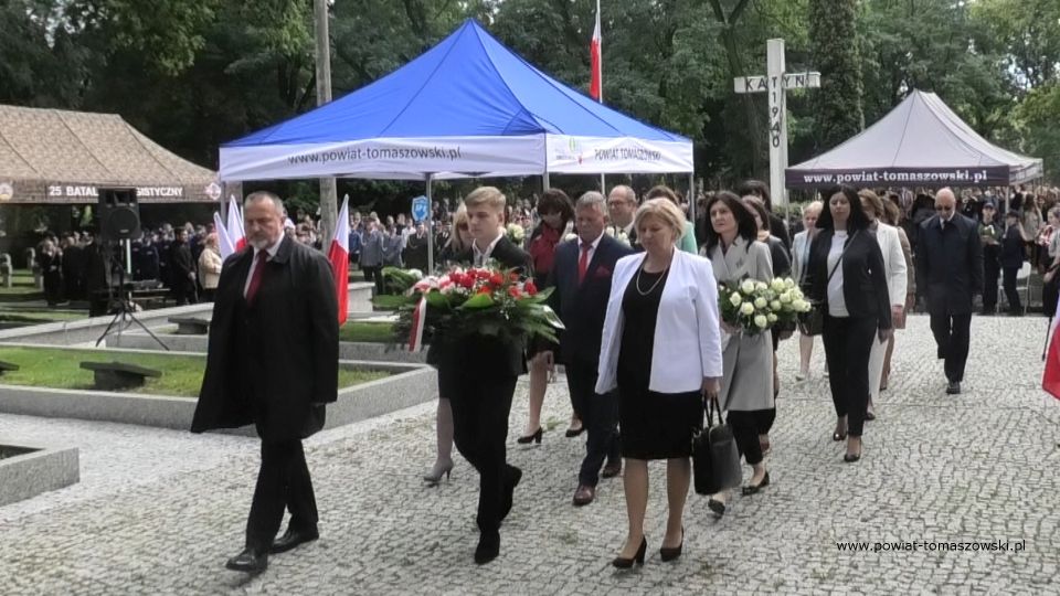 Na zdjęciu: zdjęcie z uroczystości na Cmentarzu Wojennym w Tomaszowie Mazowieckim, w 82. rocznicę wybuchu II wojny światowej i walk o Tomaszów Mazowiecki, które odbyły się 1 września 2021 roku