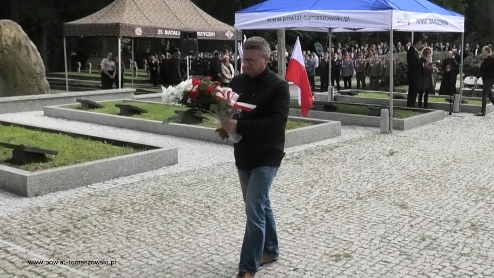 Na zdjęciu: zdjęcie z uroczystości na Cmentarzu Wojennym w Tomaszowie Mazowieckim, w 82. rocznicę wybuchu II wojny światowej i walk o Tomaszów Mazowiecki, które odbyły się 1 września 2021 roku