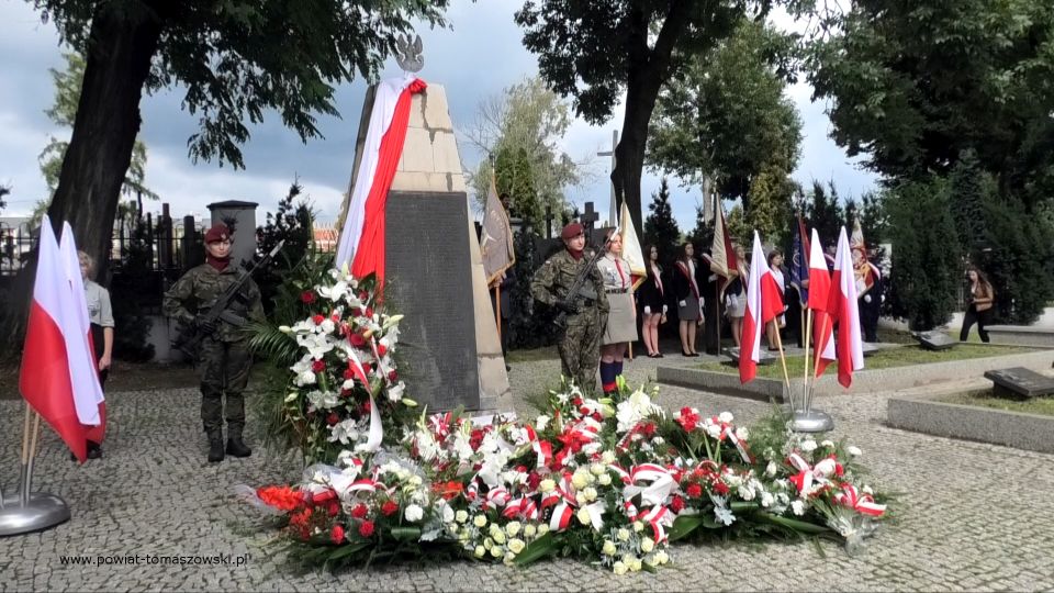Na zdjęciu: zdjęcie z uroczystości na Cmentarzu Wojennym w Tomaszowie Mazowieckim, w 82. rocznicę wybuchu II wojny światowej i walk o Tomaszów Mazowiecki, które odbyły się 1 września 2021 roku