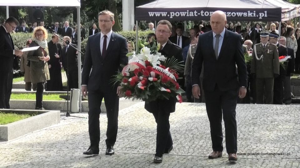 Na zdjęciu: zdjęcie z uroczystości na Cmentarzu Wojennym w Tomaszowie Mazowieckim, w 82. rocznicę wybuchu II wojny światowej i walk o Tomaszów Mazowiecki, które odbyły się 1 września 2021 roku