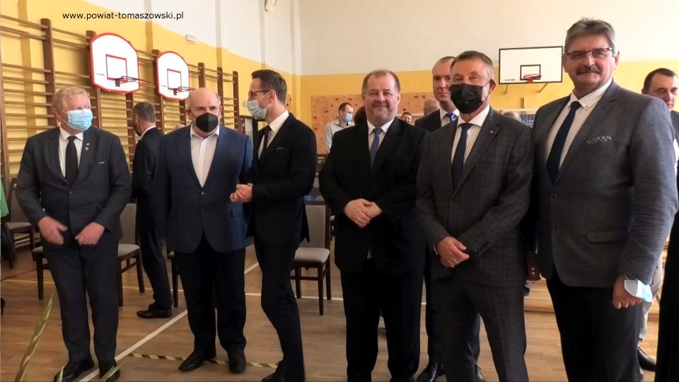 Na zdjęciu: zdjęcie z uroczystego otwarcia Zespołu Szkolno-Przedszkolnego w Czerniewicach, które odbyło się 3 września 2021 roku