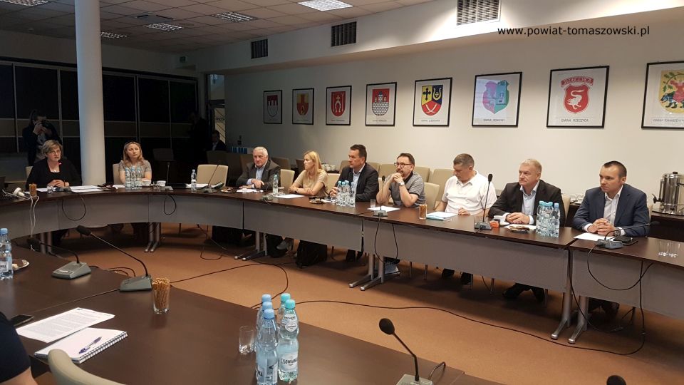 Zdjęcie z informacyjnego spotkania w sprawie realizacji projektu zintegrowanego Pilica LIFE, które odbyło się w sali konferencyjnej w Starostwie Powiatowym w Tomaszowie Mazowieckim 16 czerwca 2021 roku