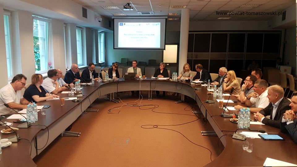 Zdjęcie z informacyjnego spotkania w sprawie realizacji projektu zintegrowanego Pilica LIFE, które odbyło się w sali konferencyjnej w Starostwie Powiatowym w Tomaszowie Mazowieckim 16 czerwca 2021 roku