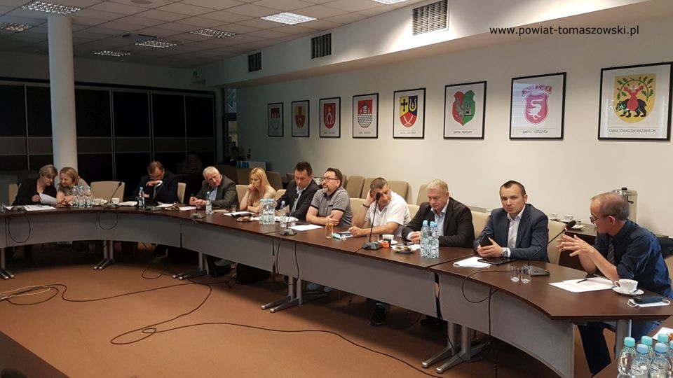 Zdjęcie z informacyjnego spotkania w sprawie realizacji projektu zintegrowanego Pilica LIFE, które odbyło się w sali konferencyjnej w Starostwie Powiatowym w Tomaszowie Mazowieckim 16 czerwca 2021 roku