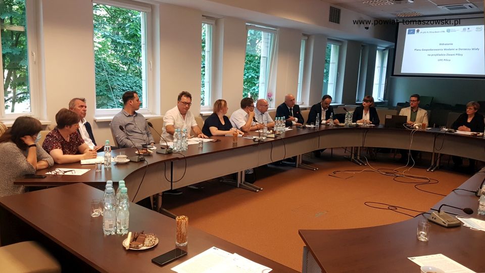 Zdjęcie z informacyjnego spotkania w sprawie realizacji projektu zintegrowanego Pilica LIFE, które odbyło się w sali konferencyjnej w Starostwie Powiatowym w Tomaszowie Mazowieckim 16 czerwca 2021 roku