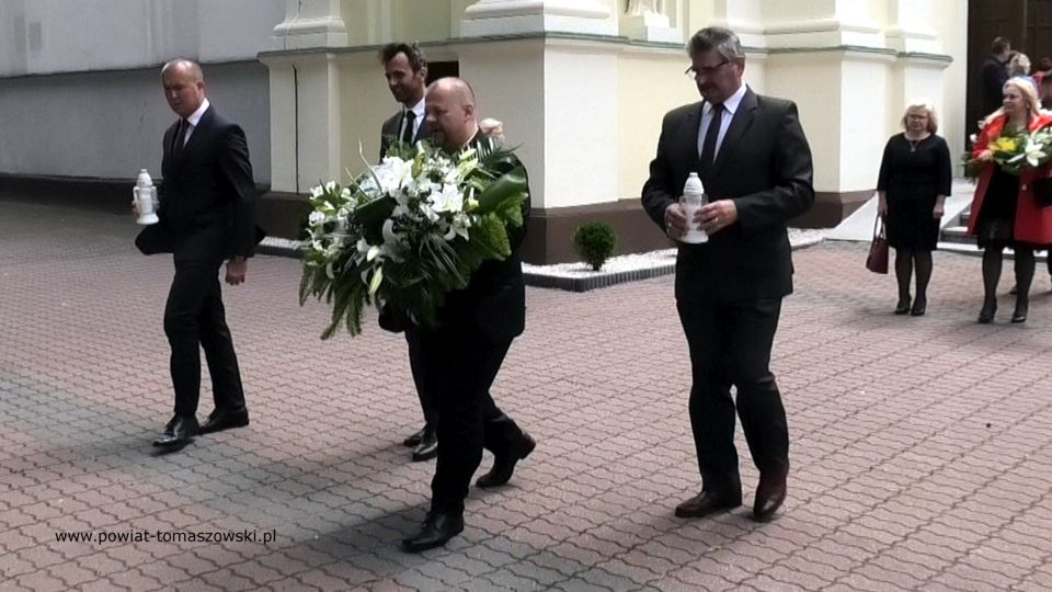 Na zdjęciu: delegacja władz powiatu tomaszowskiego w składzie: Mariusz Węgrzynowski – Starosta Powiatu Tomaszowskiego, Leszek Ogórek – Wicestarosta Powiatu Tomaszowskiego, Michał Czechowicz i Marek Kubiak – członkowie Zarządu Powiatu Tomaszowskiego, składa kwiaty pod pomnikiem Jana Pawła II, 13 czerwca 2021 roku, podczas obchodów Dni Świętego Antoniego, patrona miasta Tomaszowa Mazowieckiego i powiatu tomaszowskiego Na zdjęciu: delegacja władz powiatu tomaszowskiego w składzie: Mariusz Węgrzynowski – Starosta Powiatu Tomaszowskiego, Leszek Ogórek – Wicestarosta Powiatu Tomaszowskiego, Michał Czechowicz i Marek Kubiak – członkowie Zarządu Powiatu Tomaszowskiego, składa kwiaty pod pomnikiem Jana Pawła II, 13 czerwca 2021 roku, podczas obchodów Dni Świętego Antoniego, patrona miasta Tomaszowa Mazowieckiego i powiatu tomaszowskiego