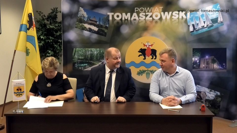 Na zdjęciu: od lewej: Elżbieta Łojszczyk – członek Zarządu Powiatu Tomaszowskiego, Mariusz Węgrzynowski – Starosta Powiatu Tomaszowskiego, Marcin Młodziankiewicz - właściciel Firmy MM Proj Bud z Torunia, która wygrała przetarg na wykonanie dokumentacji projektowo-kosztorysowej budynku adaptowanego na potrzeby Środowiskowego Domu Samopomocy i internatu, podczas podpisania umowy na wykonanie tej dokumentacji Na zdjęciu: od lewej: Elżbieta Łojszczyk – członek Zarządu Powiatu Tomaszowskiego, Mariusz Węgrzynowski – Starosta Powiatu Tomaszowskiego, Marcin Młodziankiewicz - właściciel Firmy MM Proj Bud z Torunia, która wygrała przetarg na wykonanie dokumentacji projektowo-kosztorysowej budynku adaptowanego na potrzeby Środowiskowego Domu Samopomocy i internatu, podczas podpisania umowy na wykonanie tej dokumentacji
