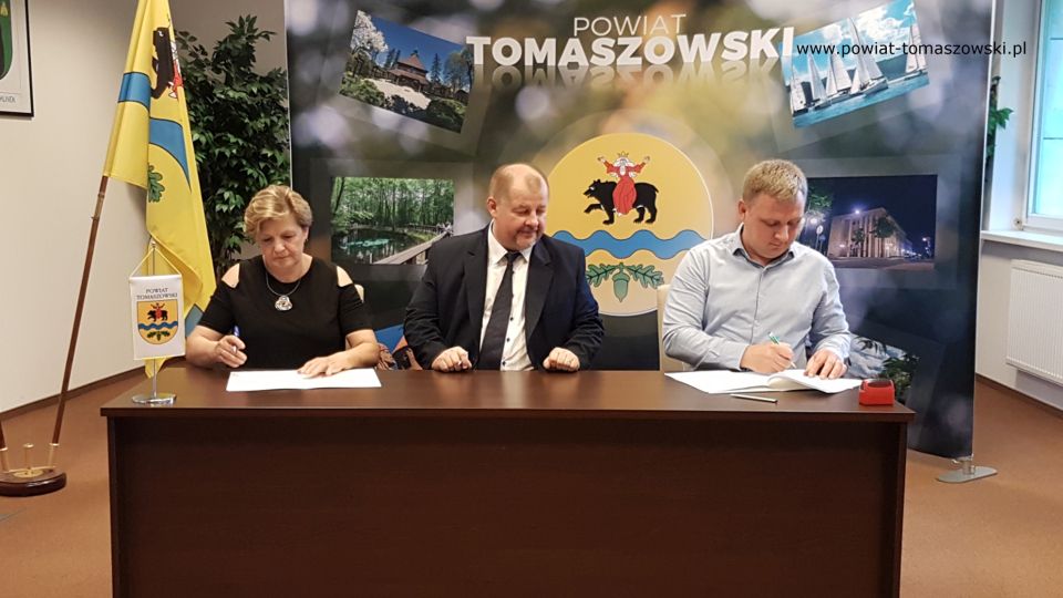 Na zdjęciu: od lewej: Elżbieta Łojszczyk – członek Zarządu Powiatu Tomaszowskiego, Mariusz Węgrzynowski – Starosta Powiatu Tomaszowskiego, Marcin Młodziankiewicz - właściciel Firmy MM Proj Bud z Torunia, która wygrała przetarg na wykonanie dokumentacji projektowo-kosztorysowej budynku adaptowanego na potrzeby Środowiskowego Domu Samopomocy i internatu, podczas podpisania umowy na wykonanie tej dokumentacji Na zdjęciu: od lewej: Elżbieta Łojszczyk – członek Zarządu Powiatu Tomaszowskiego, Mariusz Węgrzynowski – Starosta Powiatu Tomaszowskiego, Marcin Młodziankiewicz - właściciel Firmy MM Proj Bud z Torunia, która wygrała przetarg na wykonanie dokumentacji projektowo-kosztorysowej budynku adaptowanego na potrzeby Środowiskowego Domu Samopomocy i internatu, podczas podpisania umowy na wykonanie tej dokumentacji