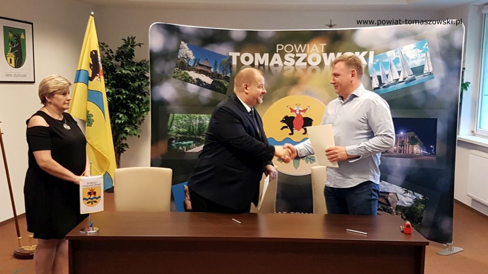 Na zdjęciu: od lewej: Elżbieta Łojszczyk – członek Zarządu Powiatu Tomaszowskiego, Mariusz Węgrzynowski – Starosta Powiatu Tomaszowskiego, Marcin Młodziankiewicz - właściciel Firmy MM Proj Bud z Torunia, która wygrała przetarg na wykonanie dokumentacji projektowo-kosztorysowej budynku adaptowanego na potrzeby Środowiskowego Domu Samopomocy i internatu, podczas podpisania umowy na wykonanie tej dokumentacji Na zdjęciu: od lewej: Elżbieta Łojszczyk – członek Zarządu Powiatu Tomaszowskiego, Mariusz Węgrzynowski – Starosta Powiatu Tomaszowskiego, Marcin Młodziankiewicz - właściciel Firmy MM Proj Bud z Torunia, która wygrała przetarg na wykonanie dokumentacji projektowo-kosztorysowej budynku adaptowanego na potrzeby Środowiskowego Domu Samopomocy i internatu, podczas podpisania umowy na wykonanie tej dokumentacji