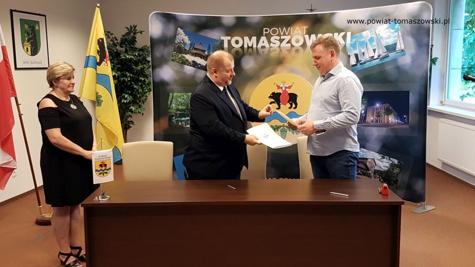 Na zdjęciu: od lewej: Elżbieta Łojszczyk – członek Zarządu Powiatu Tomaszowskiego, Mariusz Węgrzynowski – Starosta Powiatu Tomaszowskiego, Marcin Młodziankiewicz - właściciel Firmy MM Proj Bud z Torunia, która wygrała przetarg na wykonanie dokumentacji projektowo-kosztorysowej budynku adaptowanego na potrzeby Środowiskowego Domu Samopomocy i internatu, podczas podpisania umowy na wykonanie tej dokumentacji Na zdjęciu: od lewej: Elżbieta Łojszczyk – członek Zarządu Powiatu Tomaszowskiego, Mariusz Węgrzynowski – Starosta Powiatu Tomaszowskiego, Marcin Młodziankiewicz - właściciel Firmy MM Proj Bud z Torunia, która wygrała przetarg na wykonanie dokumentacji projektowo-kosztorysowej budynku adaptowanego na potrzeby Środowiskowego Domu Samopomocy i internatu, podczas podpisania umowy na wykonanie tej dokumentacji
