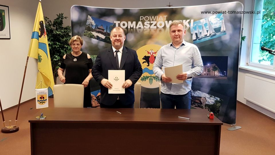 Na zdjęciu: od lewej: Elżbieta Łojszczyk – członek Zarządu Powiatu Tomaszowskiego, Mariusz Węgrzynowski – Starosta Powiatu Tomaszowskiego, Marcin Młodziankiewicz - właściciel Firmy MM Proj Bud z Torunia, która wygrała przetarg na wykonanie dokumentacji projektowo-kosztorysowej budynku adaptowanego na potrzeby Środowiskowego Domu Samopomocy i internatu, podczas podpisania umowy na wykonanie tej dokumentacji Na zdjęciu: od lewej: Elżbieta Łojszczyk – członek Zarządu Powiatu Tomaszowskiego, Mariusz Węgrzynowski – Starosta Powiatu Tomaszowskiego, Marcin Młodziankiewicz - właściciel Firmy MM Proj Bud z Torunia, która wygrała przetarg na wykonanie dokumentacji projektowo-kosztorysowej budynku adaptowanego na potrzeby Środowiskowego Domu Samopomocy i internatu, podczas podpisania umowy na wykonanie tej dokumentacji