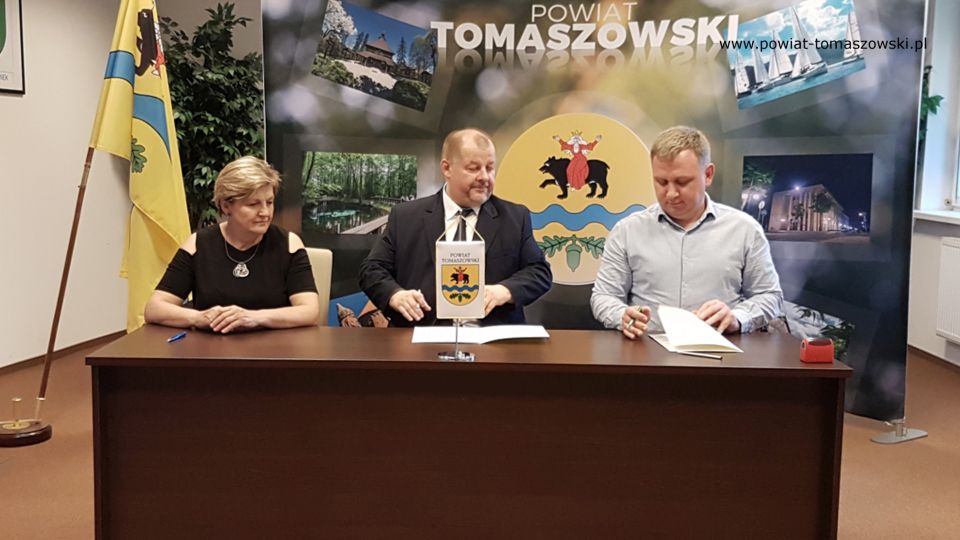 Na zdjęciu: od lewej: Elżbieta Łojszczyk – członek Zarządu Powiatu Tomaszowskiego, Mariusz Węgrzynowski – Starosta Powiatu Tomaszowskiego, Marcin Młodziankiewicz - właściciel Firmy MM Proj Bud z Torunia, która wygrała przetarg na wykonanie dokumentacji projektowo-kosztorysowej budynku adaptowanego na potrzeby Środowiskowego Domu Samopomocy i internatu, podczas podpisania umowy na wykonanie tej dokumentacji Na zdjęciu: od lewej: Elżbieta Łojszczyk – członek Zarządu Powiatu Tomaszowskiego, Mariusz Węgrzynowski – Starosta Powiatu Tomaszowskiego, Marcin Młodziankiewicz - właściciel Firmy MM Proj Bud z Torunia, która wygrała przetarg na wykonanie dokumentacji projektowo-kosztorysowej budynku adaptowanego na potrzeby Środowiskowego Domu Samopomocy i internatu, podczas podpisania umowy na wykonanie tej dokumentacji