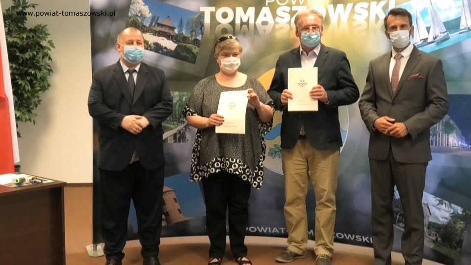 Na zdjęciu: od lewej: Mariusz Węgrzynowski – Starosta Powiatu Tomaszowskiego, Anna Pawlak – dyrektor Domu Pomocy Społecznej nr 1 w Tomaszowie Mazowieckim, Tadeusz Kij – właściciel Firmy TK Project z Trójmiasta – wykonawca zadania, Marek Kubiak – członek Zarządu Powiatu Tomaszowskiego, podczas podpisania umowy na realizację zadania „Wykonanie instalacji elektrycznej w Domu Pomocy Społecznej nr 1 przy ul. Farbiarskiej w Tomaszowie Mazowieckim”