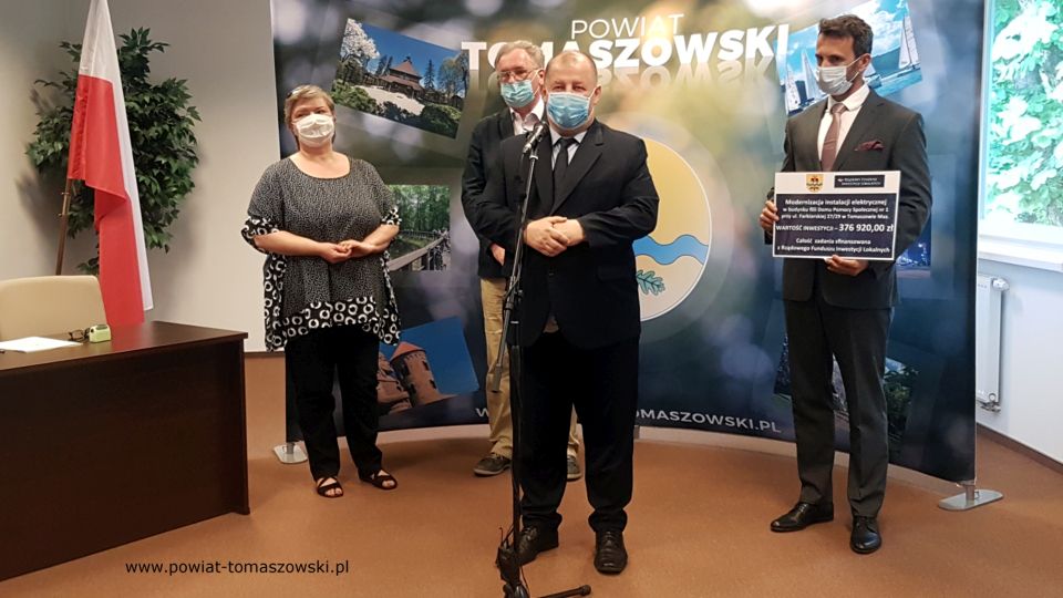 Na zdjęciu: od prawej: Marek Kubiak – członek Zarządu Powiatu Tomaszowskiego, Mariusz Węgrzynowski – Starosta Powiatu Tomaszowskiego, Tadeusz Kij – właściciel Firmy TK Project z Trójmiasta – wykonawca zadania, Anna Pawlak – dyrektor Domu Pomoc Społecznej nr 1 w Tomaszowie Mazowieckim, podczas podpisania umowy na realizację zadania „Wykonanie instalacji elektrycznej w Domu Pomocy Społecznej nr 1 przy ul. Farbiarskiej w Tomaszowie Mazowieckim”