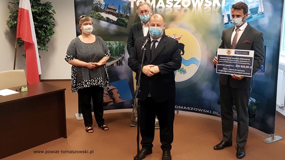 Na zdjęciu: od prawej: Marek Kubiak – członek Zarządu Powiatu Tomaszowskiego, Mariusz Węgrzynowski – Starosta Powiatu Tomaszowskiego, Tadeusz Kij – właściciel Firmy TK Project z Trójmiasta – wykonawca zadania, Anna Pawlak – dyrektor Domu Pomoc Społecznej nr 1 w Tomaszowie Mazowieckim, podczas podpisania umowy na realizację zadania „Wykonanie instalacji elektrycznej w Domu Pomocy Społecznej nr 1 przy ul. Farbiarskiej w Tomaszowie Mazowieckim”