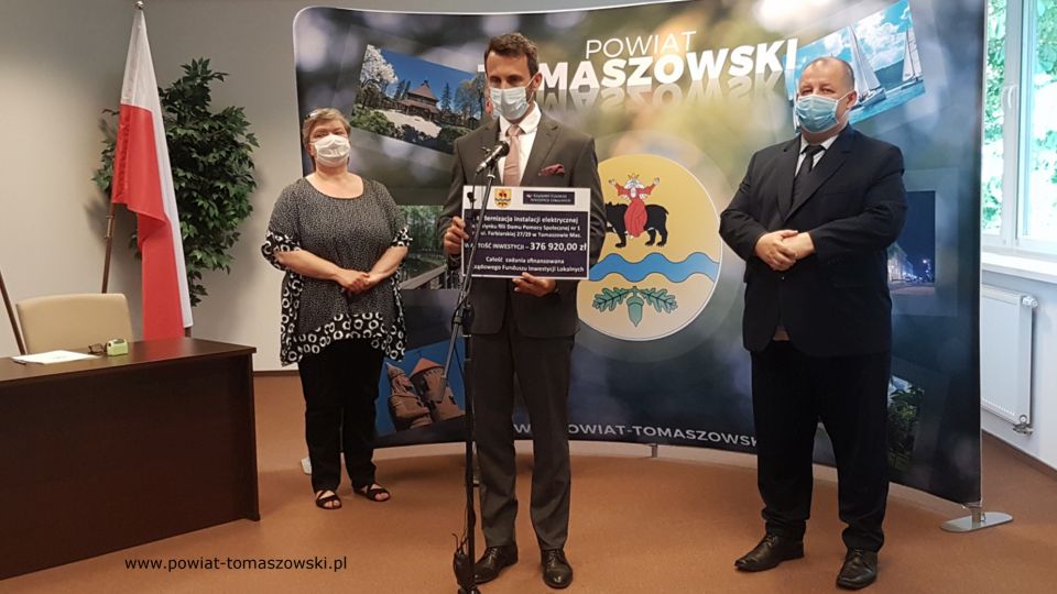 Na zdjęciu: od prawej: Mariusz Węgrzynowski – Starosta Powiatu Tomaszowskiego, Marek Kubiak – członek Zarządu Powiatu Tomaszowskiego, Anna Pawlak – dyrektor Domu Pomoc Społecznej nr 1 w Tomaszowie Mazowieckim, podczas podpisania umowy na realizację zadania „Wykonanie instalacji elektrycznej w Domu Pomocy Społecznej nr 1 przy ul. Farbiarskiej w Tomaszowie Mazowieckim”