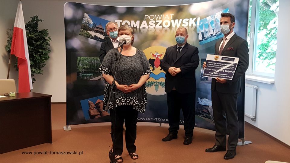 Na zdjęciu: od prawej: Marek Kubiak – członek Zarządu Powiatu Tomaszowskiego, Mariusz Węgrzynowski – Starosta Powiatu Tomaszowskiego, Anna Pawlak – dyrektor Domu Pomoc Społecznej nr 1 w Tomaszowie Mazowieckim, Tadeusz Kij – właściciel Firmy TK Project z Trójmiasta – wykonawca zadania,podczas podpisania umowy na realizację zadania „Wykonanie instalacji elektrycznej w Domu Pomocy Społecznej nr 1 przy ul. Farbiarskiej w Tomaszowie Mazowieckim”