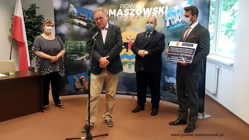 Na zdjęciu: od prawej: Marek Kubiak – członek Zarządu Powiatu Tomaszowskiego, Mariusz Węgrzynowski – Starosta Powiatu Tomaszowskiego, Tadeusz Kij – właściciel Firmy TK Project z Trójmiasta – wykonawca zadania, Anna Pawlak – dyrektor Domu Pomoc Społecznej nr 1 w Tomaszowie Mazowieckim, podczas podpisania umowy na realizację zadania „Wykonanie instalacji elektrycznej w Domu Pomocy Społecznej nr 1 przy ul. Farbiarskiej w Tomaszowie Mazowieckim”