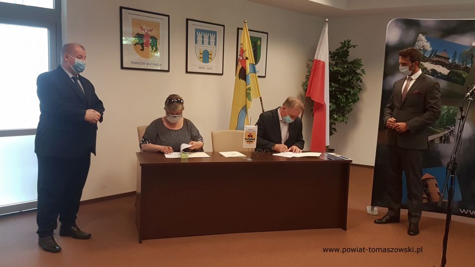 Na zdjęciu: od lewej: Mariusz Węgrzynowski – Starosta Powiatu Tomaszowskiego, Anna Pawlak – dyrektor Domu Pomocy Społecznej nr 1 w Tomaszowie Mazowieckim, Tadeusz Kij – właściciel Firmy TK Project z Trójmiasta – wykonawca zadania, Marek Kubiak – członek Zarządu Powiatu Tomaszowskiego, podczas podpisania umowy na realizację zadania „Wykonanie instalacji elektrycznej w Domu Pomocy Społecznej nr 1 przy ul. Farbiarskiej w Tomaszowie Mazowieckim”