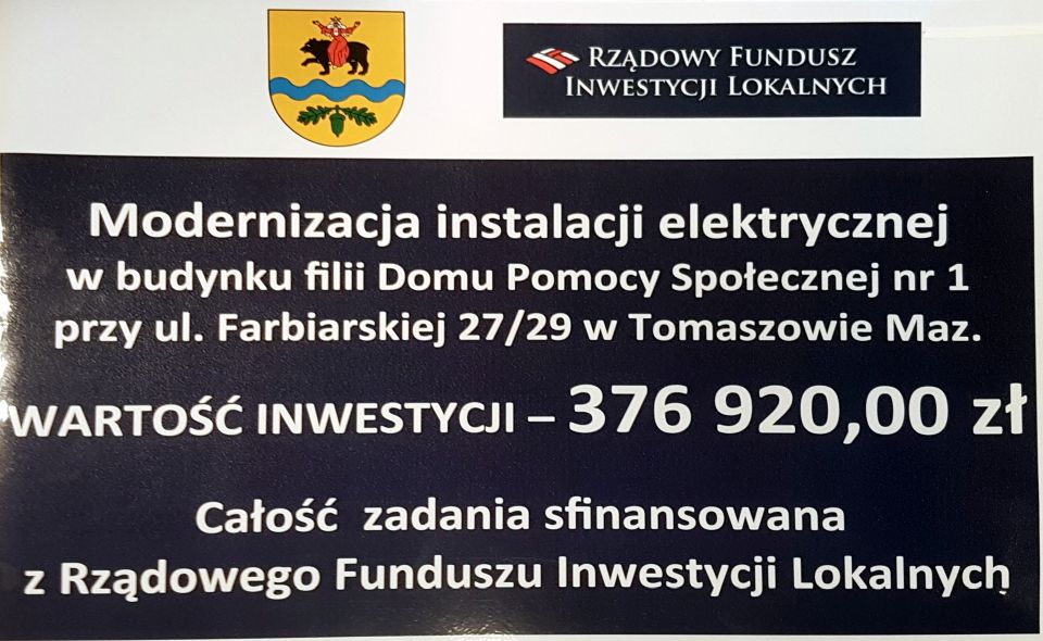 Na zdjęciu: baner informujący o koszcie zadania „Modernizacja instalacji elektrycznej w Domu Pomocy Społecznej nr 1 przy ul. Farbiarskiej w Tomaszowie Mazowieckim” - wartość inwestycji 376  920 złotych, Całość zadania sfinansowana z Rządowego Funduszu Inwestycji Lokalnych