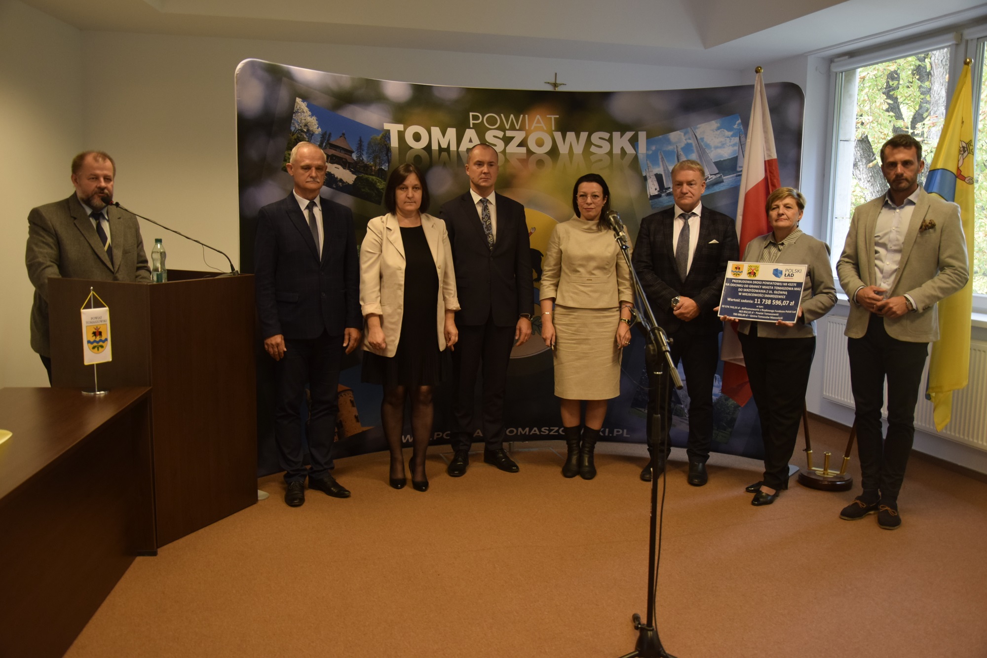 Na zdjęciu: uczestnicy konferencji prasowej zwołanej na okolicznośc podpisania umowy na remont drogi powiatowej z Tomaszowa do Smardzewic