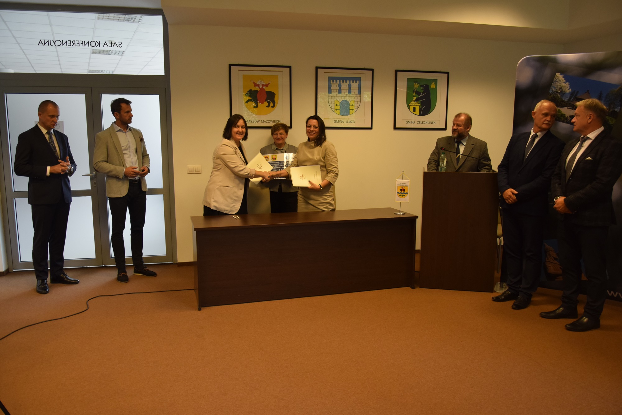 Dyrektor Zarządu Dróg Powiatowych podpisuje umowę z przedstawicielem Wykonawcy inwestycji