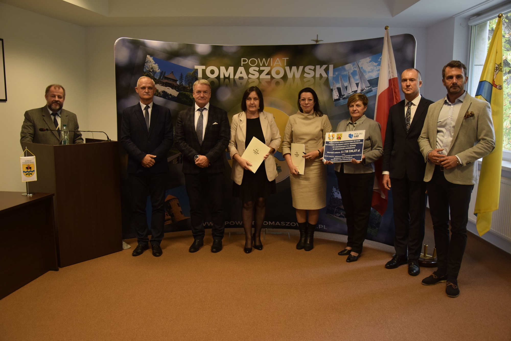 Uczestniczy konferencji zwołanej na okoliczność podpisania umowy z Wykonawcą na remot drogi powiatowej z Tomaszowa do Smardzewic