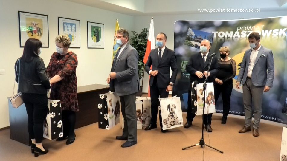 Na zdjęciu: Zarząd Powiatu Tomaszowskiego w składzie: Mariusz Węgrzynowski – Starosta Powiatu Tomaszowskiego, Leszek Ogórek – Wicestarosta Powiatu Tomaszowskiego, Elżbieta Łojszczyk, Michał Czechowicz  i Marek Kubiak – członkowie Zarządu Powiatu Tomaszowskiego, Wacława Bąk – Przewodnicząca Rady Powiatu Tomaszowskiego, oraz dyrektorzy domów dziecka i placówek pieczy zastępczej, podczas briefingu, który odbył się w sali konferencyjnej w Starostwie Powiatowym w Tomaszowie Mazowieckim, 1 czerwca 2021 roku, podczas którego Zarząd Powiatu Tomaszowskiego przekazał upominku dla dzieci z domów dziecka i placówek pieczy zastępczej, podległych Powiatowi Tomaszowskiemu