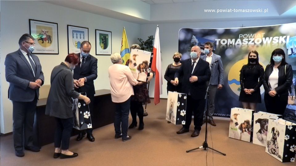Na zdjęciu: Zarząd Powiatu Tomaszowskiego w składzie: Mariusz Węgrzynowski – Starosta Powiatu Tomaszowskiego, Leszek Ogórek – Wicestarosta Powiatu Tomaszowskiego, Elżbieta Łojszczyk, Michał Czechowicz  i Marek Kubiak – członkowie Zarządu Powiatu Tomaszowskiego, Wacława Bąk – Przewodnicząca Rady Powiatu Tomaszowskiego, oraz dyrektorzy domów dziecka i placówek pieczy zastępczej, podczas briefingu, który odbył się w sali konferencyjnej w Starostwie Powiatowym w Tomaszowie Mazowieckim, 1 czerwca 2021 roku, podczas którego Zarząd Powiatu Tomaszowskiego przekazał upominku dla dzieci z domów dziecka i placówek pieczy zastępczej, podległych Powiatowi Tomaszowskiemu