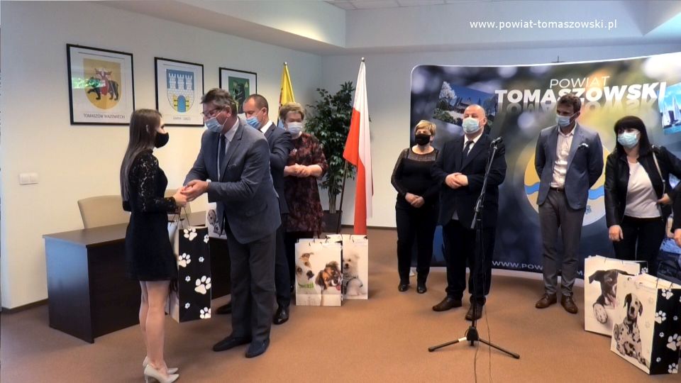 Na zdjęciu: Zarząd Powiatu Tomaszowskiego w składzie: Mariusz Węgrzynowski – Starosta Powiatu Tomaszowskiego, Leszek Ogórek – Wicestarosta Powiatu Tomaszowskiego, Elżbieta Łojszczyk, Michał Czechowicz  i Marek Kubiak – członkowie Zarządu Powiatu Tomaszowskiego, Wacława Bąk – Przewodnicząca Rady Powiatu Tomaszowskiego, oraz dyrektorzy domów dziecka i placówek pieczy zastępczej, podczas briefingu, który odbył się w sali konferencyjnej w Starostwie Powiatowym w Tomaszowie Mazowieckim, 1 czerwca 2021 roku, podczas którego Zarząd Powiatu Tomaszowskiego przekazał upominku dla dzieci z domów dziecka i placówek pieczy zastępczej, podległych Powiatowi Tomaszowskiemu