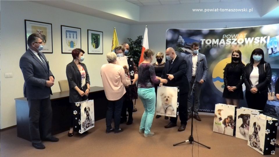 Na zdjęciu: Zarząd Powiatu Tomaszowskiego w składzie: Mariusz Węgrzynowski – Starosta Powiatu Tomaszowskiego, Leszek Ogórek – Wicestarosta Powiatu Tomaszowskiego, Elżbieta Łojszczyk, Michał Czechowicz  i Marek Kubiak – członkowie Zarządu Powiatu Tomaszowskiego, Wacława Bąk – Przewodnicząca Rady Powiatu Tomaszowskiego, oraz dyrektorzy domów dziecka i placówek pieczy zastępczej, podczas briefingu, który odbył się w sali konferencyjnej w Starostwie Powiatowym w Tomaszowie Mazowieckim, 1 czerwca 2021 roku, podczas którego Zarząd Powiatu Tomaszowskiego przekazał upominku dla dzieci z domów dziecka i placówek pieczy zastępczej, podległych Powiatowi Tomaszowskiemu