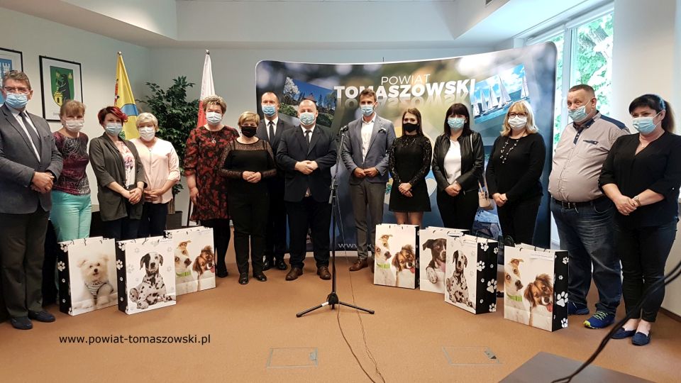 Na zdjęciu: Zarząd Powiatu Tomaszowskiego w składzie: Mariusz Węgrzynowski – Starosta Powiatu Tomaszowskiego, Leszek Ogórek – Wicestarosta Powiatu Tomaszowskiego, Elżbieta Łojszczyk, Michał Czechowicz  i Marek Kubiak – członkowie Zarządu Powiatu Tomaszowskiego, Wacława Bąk – Przewodnicząca Rady Powiatu Tomaszowskiego, oraz dyrektorzy domów dziecka i placówek pieczy zastępczej, podczas briefingu, który odbył się w sali konferencyjnej w Starostwie Powiatowym w Tomaszowie Mazowieckim, 1 czerwca 2021 roku, podczas którego Zarząd Powiatu Tomaszowskiego przekazał upominku dla dzieci z domów dziecka i placówek pieczy zastępczej, podległych Powiatowi Tomaszowskiemu