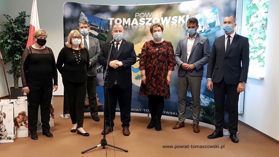 Na zdjęciu: od prawej: Michał Czechowicz – członek Zarządu Powiatu Tomaszowskiego, Marek Kubiak – członek Zarządu Powiatu Tomaszowskiego, Wacława Bąk – Przewodnicząca Rady Powiatu Tomaszowskiego, Mariusz Węgrzynowski – Starosta Powiatu Tomaszowskiego, Leszek Ogórek – Wicestarosta Powiatu Tomaszowskiego, Barbara Zegar – dyrektor Domu Dziecka „Słoneczko” w Tomaszowie Mazowieckim, Elżbieta Łojszczyk – członek Zarządu Powiatu Tomaszowskiego, podczas briefingu, który odbył się w sali konferencyjnej w Starostwie Powiatowym w Tomaszowie Mazowieckim, 1 czerwca 2021 roku, podczas którego Zarząd Powiatu Tomaszowskiego przekazał upominku dla dzieci z domów dziecka i placówek pieczy zastępczej, podległych Powiatowi Tomaszowskiemu