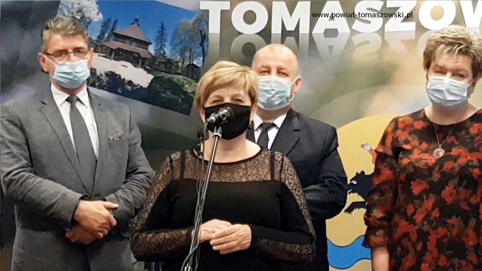 Na zdjęciu: od prawej: Wacława Bąk – Przewodnicząca Rady Powiatu Tomaszowskiego, Mariusz Węgrzynowski – Starosta Powiatu Tomaszowskiego, Elżbieta Łojszczyk – członek Zarządu Powiatu Tomaszowskiego, Leszek Ogórek – Wicestarosta Powiatu Tomaszowskiego, podczas briefingu, który odbył się w sali konferencyjnej w Starostwie Powiatowym w Tomaszowie Mazowieckim, 1 czerwca 2021 roku, podczas którego Zarząd Powiatu Tomaszowskiego przekazał upominku dla dzieci z domów dziecka i placówek pieczy zastępczej, podległych Powiatowi Tomaszowskiemu