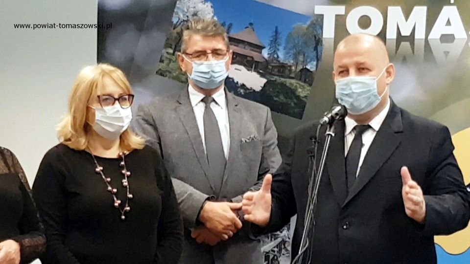 Na zdjęciu: od prawej: Mariusz Węgrzynowski – Starosta Powiatu Tomaszowskiego, Leszek Ogórek – Wicestarosta Powiatu Tomaszowskiego, Barbara Zegar – dyrektor Domu Dziecka „Słoneczko” w Tomaszowie Mazowieckim, podczas briefingu, który odbył się w sali konferencyjnej w Starostwie Powiatowym w Tomaszowie Mazowieckim, 1 czerwca 2021 roku, podczas którego Zarząd Powiatu Tomaszowskiego przekazał upominku dla dzieci z domów dziecka i placówek pieczy zastępczej, podległych Powiatowi Tomaszowskiemu