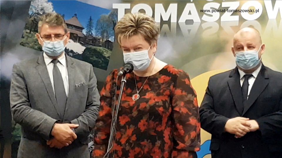 Na zdjęciu: od prawej: Mariusz Węgrzynowski – Starosta Powiatu Tomaszowskiego, Wacława Bąk – Przewodnicząca Rady Powiatu Tomaszowskiego, Leszek Ogórek – Wicestarosta Powiatu Tomaszowskiego, podczas briefingu, który odbył się w sali konferencyjnej w Starostwie Powiatowym w Tomaszowie Mazowieckim, 1 czerwca 2021 roku, podczas którego Zarząd Powiatu Tomaszowskiego przekazał upominku dla dzieci z domów dziecka i placówek pieczy zastępczej, podległych Powiatowi Tomaszowskiemu