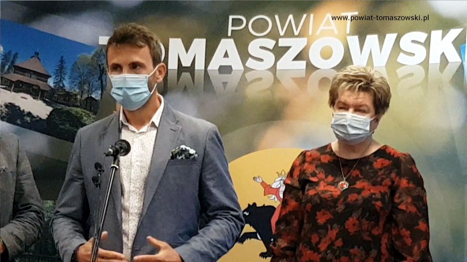 Na zdjęciu: Wacława Bąk – Przewodnicząca Rady Powiatu Tomaszowskiego, Marek Kubiak – członek Zarządu Powiatu Tomaszowskiego, podczas briefingu, który odbył się w sali konferencyjnej w Starostwie Powiatowym w Tomaszowie Mazowieckim, 1 czerwca 2021 roku, podczas którego Zarząd Powiatu Tomaszowskiego przekazał upominku dla dzieci z domów dziecka i placówek pieczy zastępczej, podległych Powiatowi Tomaszowskiemu