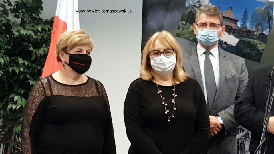 Na zdjęciu: od prawej: Leszek Ogórek – Wicestarosta Powiatu Tomaszowskiego, Barbara Zegar – dyrektor Domu Dziecka „Słoneczko” w Tomaszowie Mazowieckim, Elżbieta Łojszczyk – członek Zarządu Powiatu Tomaszowskiego, podczas briefingu, który odbył się w sali konferencyjnej w Starostwie Powiatowym w Tomaszowie Mazowieckim, 1 czerwca 2021 roku, podczas którego Zarząd Powiatu Tomaszowskiego przekazał upominku dla dzieci z domów dziecka i placówek pieczy zastępczej, podległych Powiatowi Tomaszowskiemu