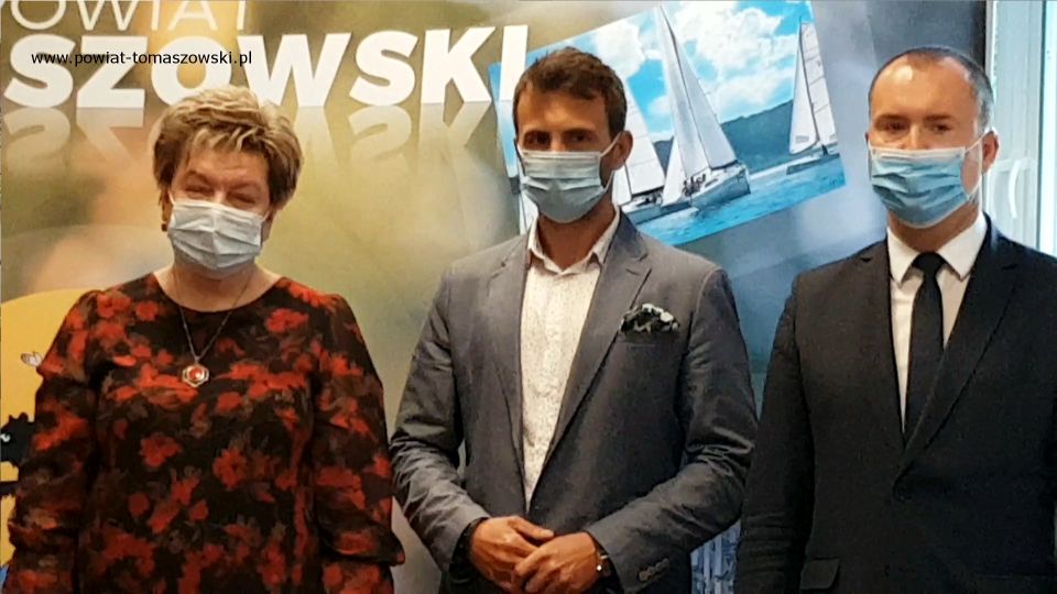 Na zdjęciu: od prawej: Michał Czechowicz – członek Zarządu Powiatu Tomaszowskiego, Marek Kubiak – członek Zarządu Powiatu Tomaszowskiego, Wacława Bąk – Przewodnicząca Rady Powiatu Tomaszowskiego, podczas briefingu, który odbył się w sali konferencyjnej w Starostwie Powiatowym w Tomaszowie Mazowieckim, 1 czerwca 2021 roku, podczas którego Zarząd Powiatu Tomaszowskiego przekazał upominku dla dzieci z domów dziecka i placówek pieczy zastępczej, podległych Powiatowi Tomaszowskiemu