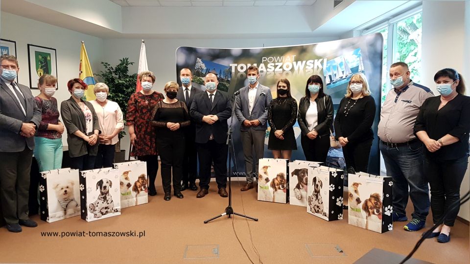 Na zdjęciu: Zarząd Powiatu Tomaszowskiego w składzie: Mariusz Węgrzynowski – Starosta Powiatu Tomaszowskiego, Leszek Ogórek – Wicestarosta Powiatu Tomaszowskiego, Elżbieta Łojszczyk, Michał Czechowicz  i Marek Kubiak – członkowie Zarządu Powiatu Tomaszowskiego, Wacława Bąk – Przewodnicząca Rady Powiatu Tomaszowskiego, oraz dyrektorzy domów dziecka i placówek pieczy zastępczej, podczas briefingu, który odbył się w sali konferencyjnej w Starostwie Powiatowym w Tomaszowie Mazowieckim, 1 czerwca 2021 roku, podczas którego Zarząd Powiatu Tomaszowskiego przekazał upominku dla dzieci z domów dziecka i placówek pieczy zastępczej, podległych Powiatowi Tomaszowskiemu