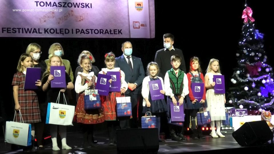 Na zdjęciu: uczestnicy XI Tomaszowskiego Festiwalu Kolęd i Pastorałek, którego koncert finałowy odbył się w Powiatowym Centrum Animacji Społecznej w Tomaszowie Mazowieckim w niedzielę, 16 stycznia 2022 roku Na zdjęciu: uczestnicy XI Tomaszowskiego Festiwalu Kolęd i Pastorałek, którego koncert finałowy odbył się w Powiatowym Centrum Animacji Społecznej w Tomaszowie Mazowieckim w niedzielę, 16 stycznia 2022 roku
