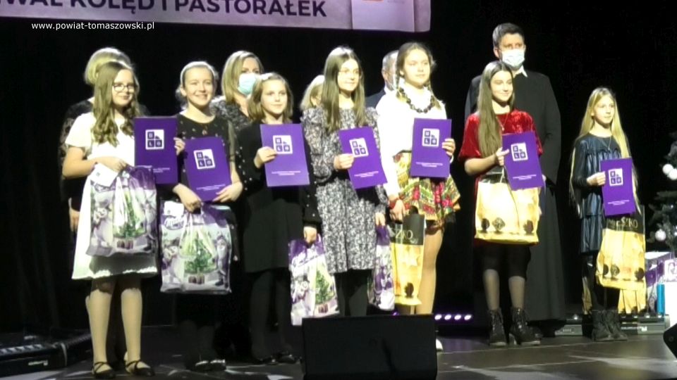 Na zdjęciu: uczestnicy XI Tomaszowskiego Festiwalu Kolęd i Pastorałek, którego koncert finałowy odbył się w Powiatowym Centrum Animacji Społecznej w Tomaszowie Mazowieckim w niedzielę, 16 stycznia 2022 roku Na zdjęciu: uczestnicy XI Tomaszowskiego Festiwalu Kolęd i Pastorałek, którego koncert finałowy odbył się w Powiatowym Centrum Animacji Społecznej w Tomaszowie Mazowieckim w niedzielę, 16 stycznia 2022 roku